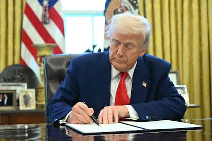 El presidente de Estados Unidos, Donald Trump, firma una orden ejecutiva en la Oficina Oval de la Casa Blanca el 9 de abril de 2025