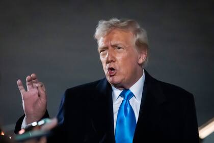 El presidente de Estados Unidos, Donald Trump, habla a periodistas junto al Air Force One tras llegar a la base Andrews, en Maryland, Estados Unidos, el 2 de febrero de 2025. (AP/Ben Curtis)