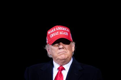 El presidente de Estados Unidos, Donald Trump, llega para un mitin de Make America Great Again en el Aeropuerto Regional de Hickory en Hickory, Carolina del Norte, el 1 de noviembre de 2020