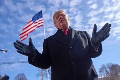 El presidente de Estados Unidos, Donald Trump, habla con reporteros antes de abordar el Marine One en la Casa Blanca.