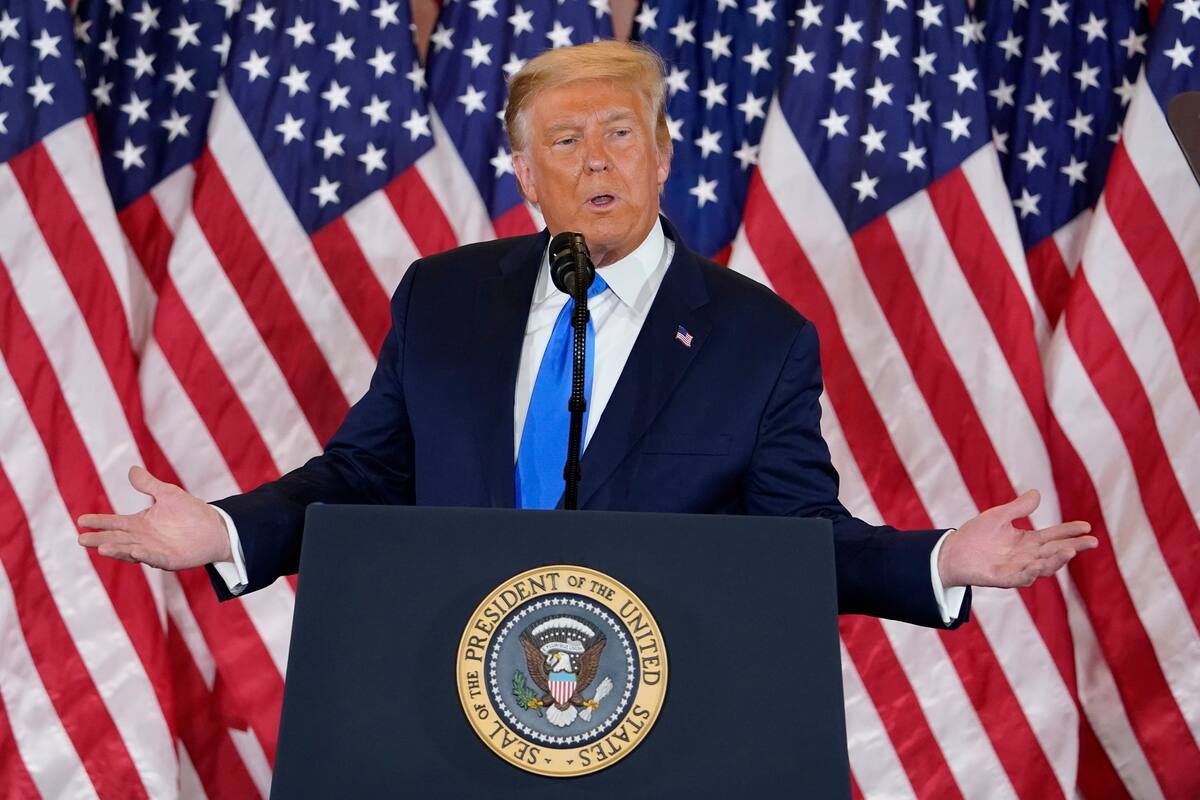 El presidente de Estados Unidos, Donald Trump, habla durante la noche de las elecciones en el ala este de la Casa Blanca en Washington