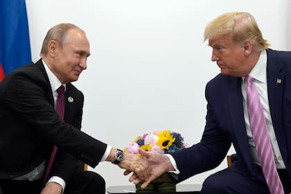 El presidente de Estados Unidos, Donald Trump, estrecha la mano de su homólogo ruso, Vladímir Putin, durante una reunión bilateral en el marco de una cumbre del G20 en Osaka, Japón, el 28 de junio de 2019.
