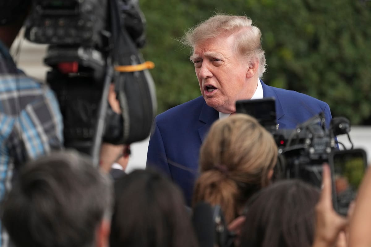 El presidente de Estados Unidos, Donald Trump, habla con reporteros en el Jardín Sur de la Casa Blan