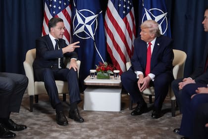 El presidente de Estados Unidos, Donald Trump, a la derecha, se reúne con el secretario general de la OTAN, Mark Rutte, en un aparte de la cumbre anual del Foro Económico Mundial en Davos, Suiza, el miércoles 21 de enero de 2026. (AP Foto/Evan Vucci)