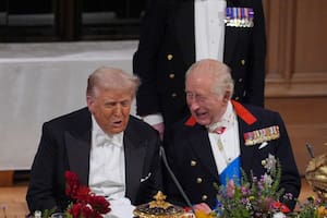 El presidente de Estados Unidos, Donald Trump, a la izquierda, y el rey Carlos III de Inglaterra hablan durante un banquete de Estado en el castillo de Windsor, Inglaterra, durante la segunda visita oficial de Trump y la primera dama, Melania Trump, a Reino Unido, el miércoles 17 de septiembre de 2025. (Yui Mok/PA via AP, Pool Foto via AP)