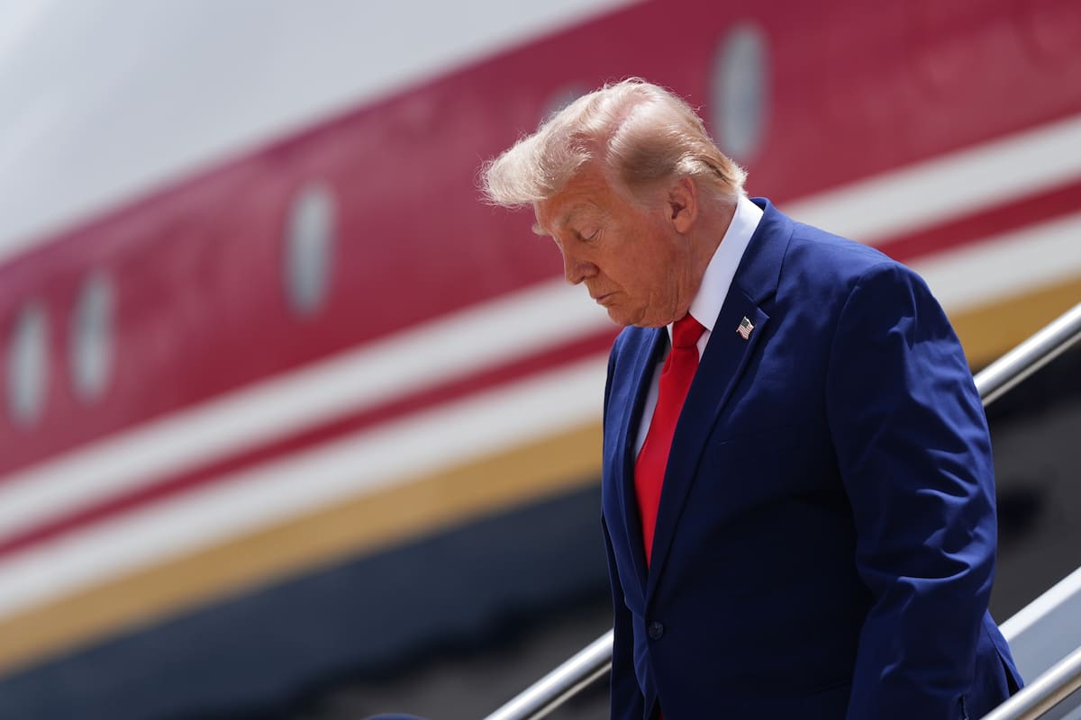 El presidente de Estados Unidos, Donald Trump, baja del Air Force One en la base de la Fuerza Aérea Dobbins, el 22 de julio de 2026, en Marietta, Georgia.