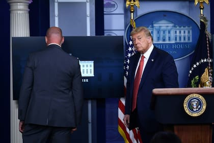El presidente de Estados Unidos, Donald Trump, fue removido por un miembro del servicio secreto de la Sala Brady Briefing de la Casa Blanca en Washington, DC, el 10 de agosto de 2020