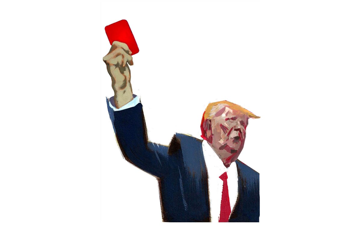 El presidente de Estados Unidos, Donald Trump, saca una tarjeta roja