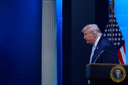 El presidente de Estados Unidos, Donald Trump, sale tras hablar con periodistas en una conferencia de prensa enla Casa Blanca