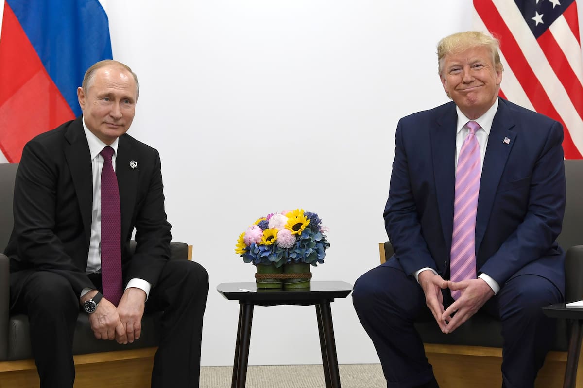 El presidente de Estados Unidos, Donald Trump, se reúne con el de Rusia, Vladímir Putin, en un aparte de una cumbre del G20 en Osaka, Japón, el 28 de junio de 2019