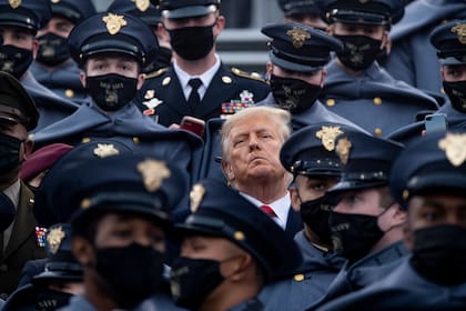 El presidente de Estados Unidos, Donald Trump, se une a los cadetes de West Point durante el partido de fútbol entre el Ejército y la Marina en el estadio Michie el 12 de diciembre de 2020 en West Point, Nueva York