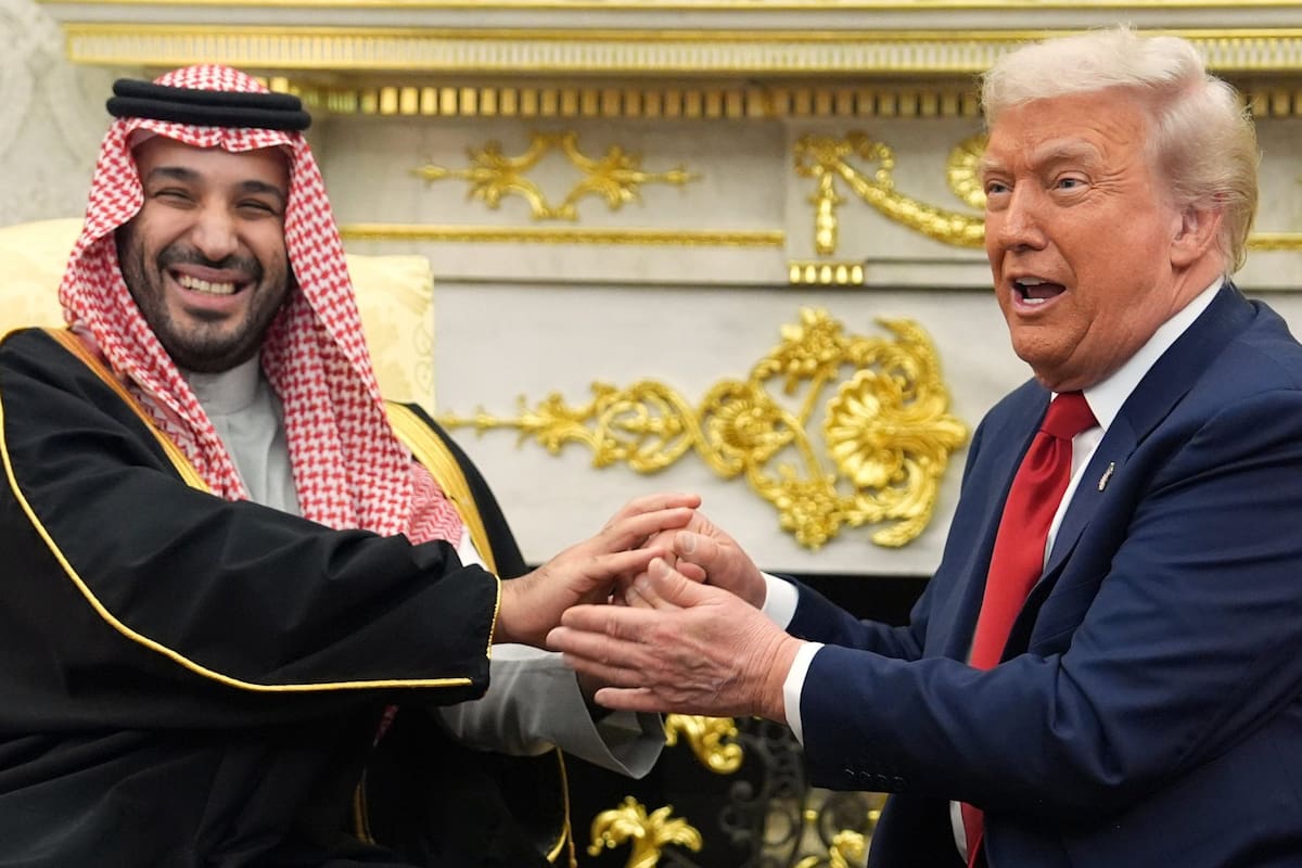El presidente de Estados Unidos, Donald Trump, se reúne con el príncipe heredero de Arabia Saudita, Mohammed bin Salman, en el Salón Oval de la Casa Blanca