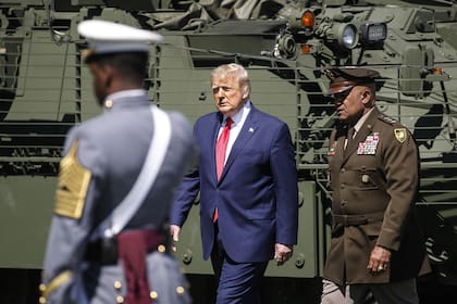 El presidente de Estados Unidos, Donald Trump, se une al Superintendente de la Academia Militar, Darryl Williams, en West Point, Nueva York, el 13 de junio de 2020