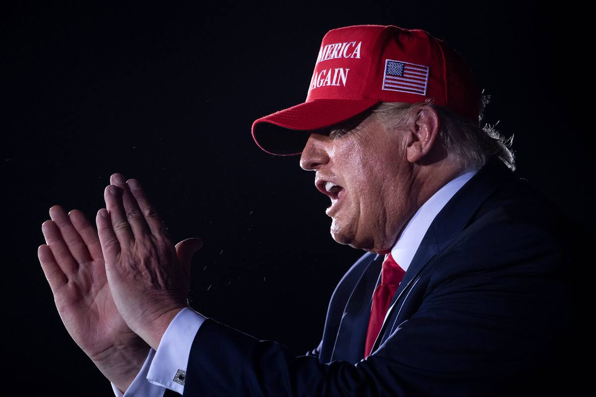 El presidente de Estados Unidos, Donald Trump, se va después de hablar durante un mitin hoy en el Aeropuerto Ejecutivo Miami-Opa Locka en Opa Locka, Florida
