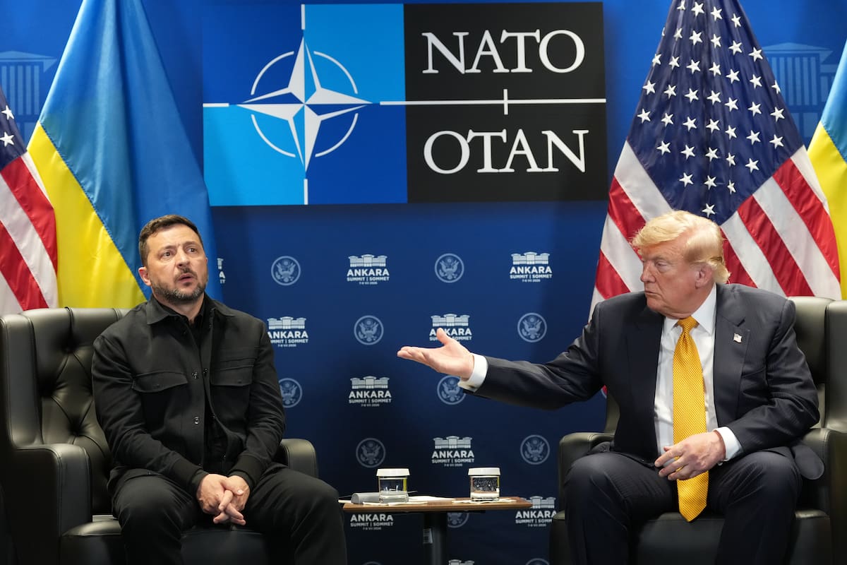 El presidente de Estados Unidos, Donald Trump, se reúne con el presidente de Ucrania, Volodymyr Zelenskyy, en un aparte de la cumbre de la OTAN en Ankara, Turquía