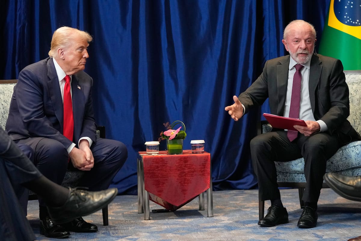 El presidente de Estados Unidos, Donald Trump, se reúne con el presidente de Brasil, Luiz Inacio Lula da Silva, en un aparte de la cumbre de ASEAN en Kuala Lumpur, Malasia, el 26 de octubre de 2025.