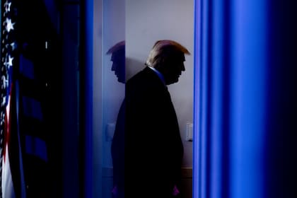 El presidente de Estados Unidos, Donald Trump, se retira después de hablar durante la sesión informativa diaria sobre el nuevo coronavirus, en la Casa Blanca, el 17 de abril de 2020 en Washington, DC