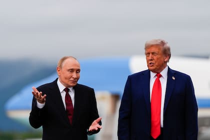 El presidente de Estados Unidos, Donald Trump, y el presidente de Rusia, Vladímir Putin, hablan el 15 de agosto de 2025 en la base Elmendorf-Richardson, Alaska