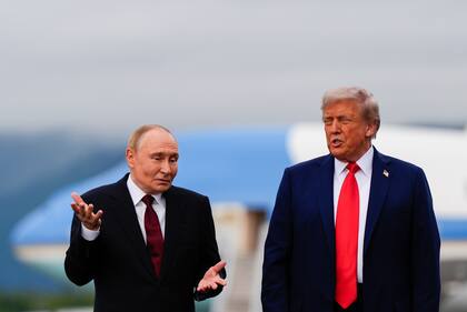 El presidente de Estados Unidos, Donald Trump, y el presidente de Rusia, Vladímir Putin, hablan el 15 de agosto de 2025 en la base Elmendorf-Richardson, Alaska.