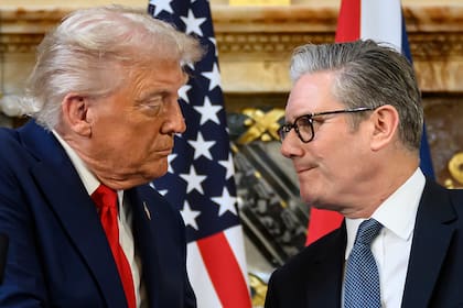 El presidente de Estados Unidos, Donald Trump, y el primer ministro británico Keir Starmer se saludan en una conferencia de prensa en Chequers cerca de Aylesbury, Inglaterra