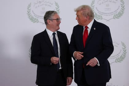 El presidente de Estados Unidos, Donald Trump, y el primer ministro británico, Keir Starmer, conversan mientras posan para una foto durante la cumbre de paz de Sharm el-Sheikh
