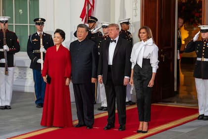 El presidente de Estados Unidos, Donald Trump, y la primera dama, Melania Trump, reciben al presidente chino, Xi Jinping, y a su esposa, Peng Liyuan, en la Casa Blanca para una cena de Estado