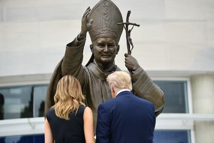 El presidente de Estados Unidos, Donald Trump, y la primera dama, Melania Trump, visitan el Santuario Nacional de San Juan Pablo II