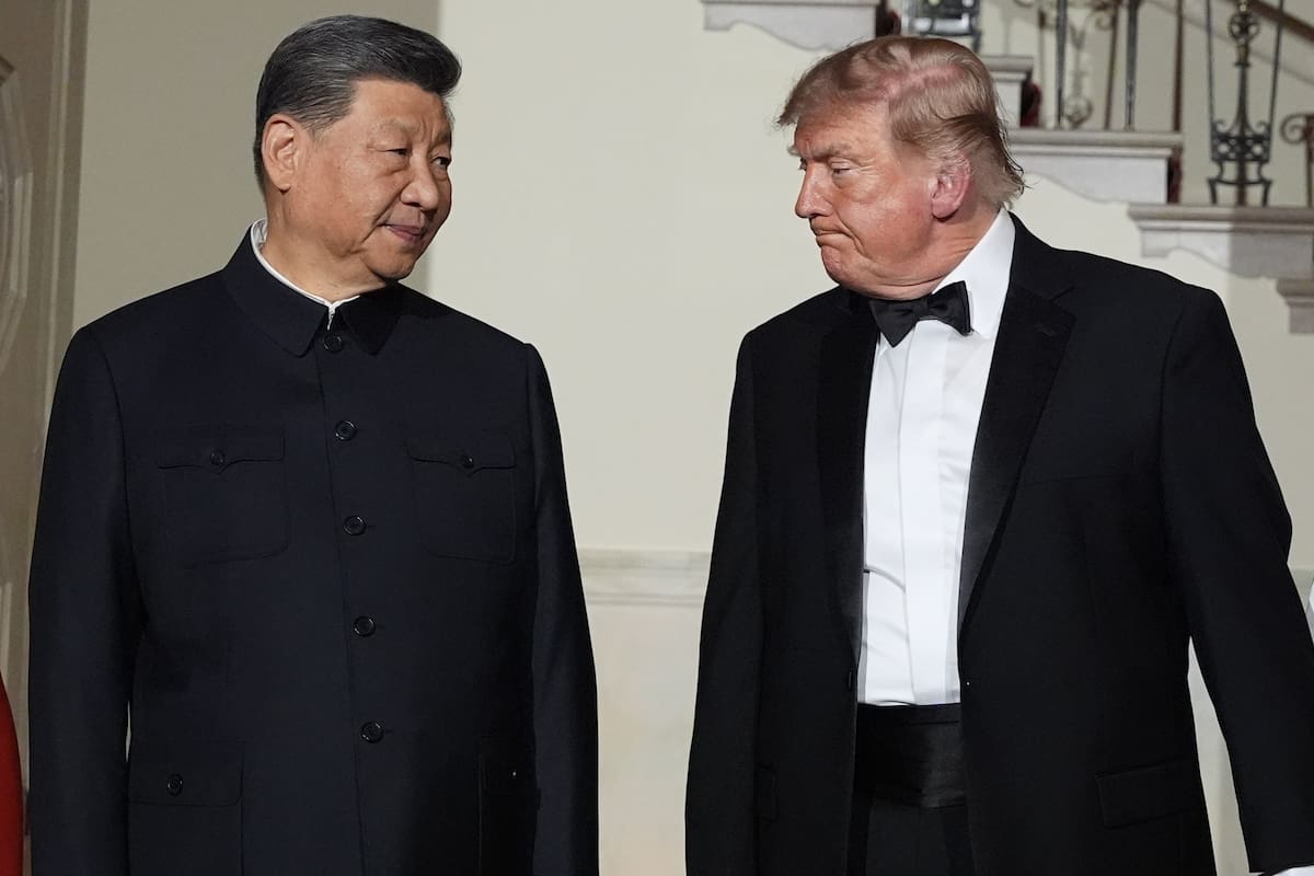 El presidente de Estados Unidos, Donald Trump, y su homólogo de China, Xi Jinping, caminan por la Ca