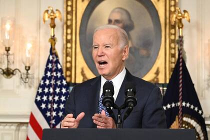 El presidente de Estados Unidos, Joe Biden, responde preguntas sobre Israel después de hablar sobre el informe del Asesor Especial en la Sala de Recepción Diplomática de la Casa Blanca en Washington, DC, el 8 de febrero de 2024