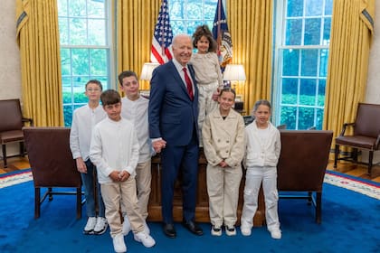 El presidente de Estados Unidos, Joe Biden, con niños rehenes liberados de Gaza.