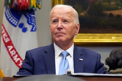 El presidente de Estados Unidos, Joe Biden, escucha durante una conferencia de prensa sobre la respuesta del gobierno al huracán Helene (AP Foto/Mark Schiefelbein)
