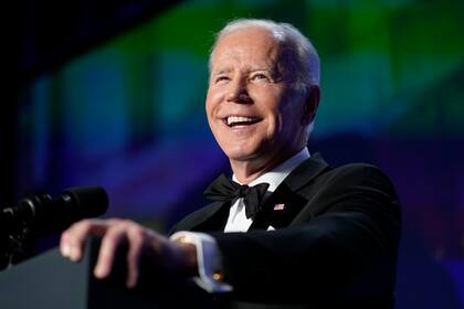 El presidente de Estados Unidos, Joe Biden, habla en la cena anual de la asociación de Corresponsales de la Casa Blanca, el sábado 30 de abril de 2022 en Washington. (AP Foto/Patrick Semansky)