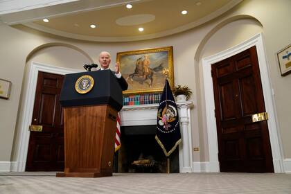 El presidente de Estados Unidos, Joe Biden, hace un anuncio sobre la invasión rusa de Ucrania, el jueves 21 de abril de 2022, en el Salón Roosevelt de la Casa Blanca, en Washington, D.C. (AP Foto/Evan Vucci)