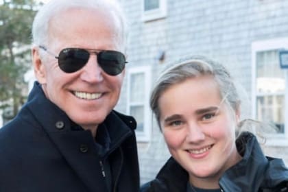 El presidente de Estados Unidos Joe Biden junto a su nieta, de 21 años, Maisy Biden