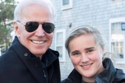El presidente de Estados Unidos Joe Biden junto a su nieta, de 21 años, Maisy Biden