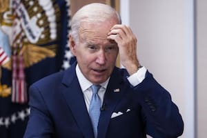 El presidente de Estados Unidos Joe Biden olvidó que le había dado la mano a un senador y sumó otro incómodo momento