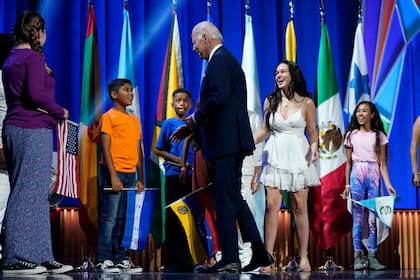 El presidente de Estados Unidos, Joe Biden, saluda a los niños que participaron en la ceremonia inaugural de la Cumbre de las Américas, el 8 de junio de 2022, en Los Ángeles. (AP Foto/Evan Vucci)