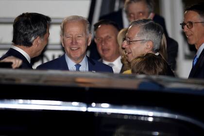 El presidente de Estados Unidos, Joe Biden, sonríe a su llegada al ser recibido por el primer ministro de Bélgica, Alexander De Croo, a la izquierda, en el aeropuerto militar de Melsbroek en Bruselas, el miércoles 23 de marzo de 2022. (AP Foto/Olivier Matthys)