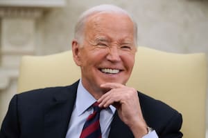 El presidente de Estados Unidos, Joe Biden, sonríe en una reunión con el secretario general de la OTAN, Jens Stoltenberg, en la Oficina Oval de la Casa Blanca, el lunes 17 de junio de 2024. (AP Foto/Mark Schiefelbein)