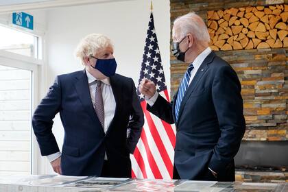 El presidente de Estados Unidos, Joe Biden, y el primer ministro de Gran Bretaña, Boris Johnson, charlan durante una reunión bilateral antes de la cumbre del G7, el 10 de junio de 2021, en Carbis Bay, Inglaterra. (AP Foto/Patrick Semansky)
