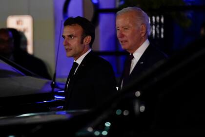 El presidente de Estados Unidos, Joe Biden, y el presidente de Francia, Emmanuel Macron, salen de una cena en Fiola Mare en Washington, el miércoles 30 de noviembre de 2022. (AP Foto/Andrew Harnik)