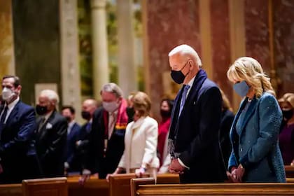 El presidente de Estados Unidos, Joe Biden y su mujer, Jill, asisten a una misa católica en la Catedral de San Mateo el Apóstol como parte de las ceremonias del Día de Inauguración en Washington, DC, el 20 de enero de 2021