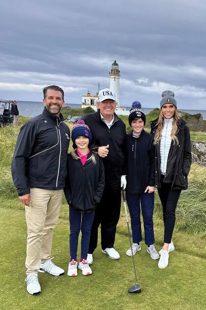El presidente de Estados Unidos posa con su hijo, Donald Trump Junior, su nuera, Bettina Anderson y sus nietos.