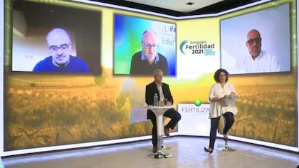 El presidente de Fertilizar AC, Francisco Llambías junto a la gerenta ejecutiva María Fernanda González Sanjuan durante el Simposio organizado por la asociación