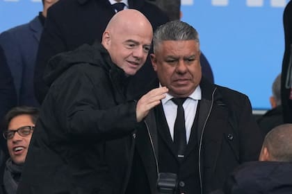 El presidente de FIFA, Gianni Infantino, y su par del fútbol argentino, Claudio "Chiqui" Tapia, que sería reelegido este jueves; AFA puede denunciar ante la institución internacional lo que considera una intromisión y eso puede derivar en una suspensión a la federación.