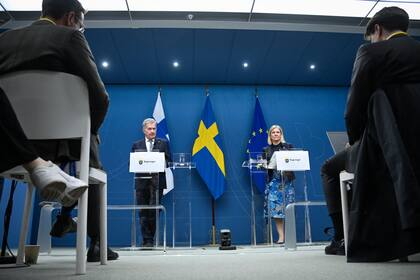 El presidente de Finlandia, Sauli Niinisto, a la izquierda, y la primera ministra de Suecia, Magdalena Andersson, asisten a una conferencia de prensa conjunta en Estocolmo (Anders Wiklund/TT News Agency via AP)