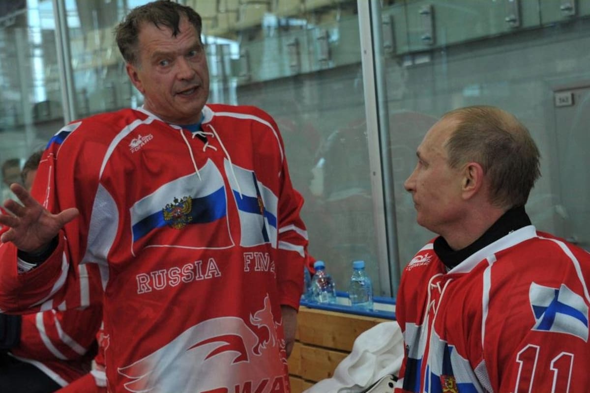 El presidente de Finlandia, Sauli Niinisto, y su homólogo ruso, Vladimir Putin, en un partido de hockey sobre hielo en 2012.