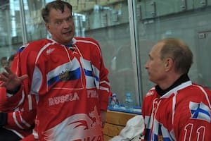El presidente de Finlandia, Sauli Niinisto, y su homólogo ruso, Vladimir Putin, en un partido de hockey sobre hielo en 2012.