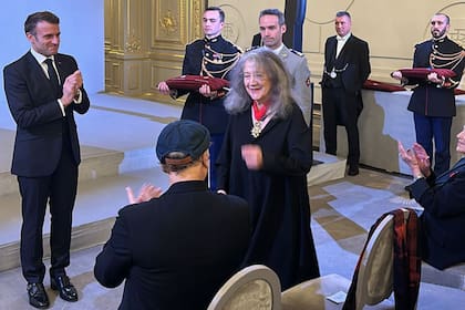 El presidente de Francia Emmanuel Macron condecoró a los músicos argentinos Martha Argerich y a Daniel Barenboim