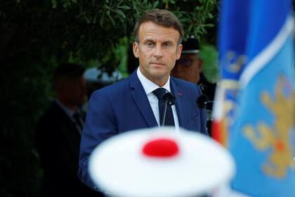 El presidente de Francia, Emmanuel Macron, asiste a una ceremonia el viernes 19 de agosto de 2022 para conmemorar el 78 aniversario del desembarco aliado en Provenza durante la Segunda Guerra Mundial, que ayudó a liberar el sur de Francia, en Bormes-les-Mimosas. (Eric Gaillard, Pool vía AP)